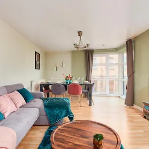 Apartment The Sleek Gem With Balcony - Sleeps 6, Nottingham